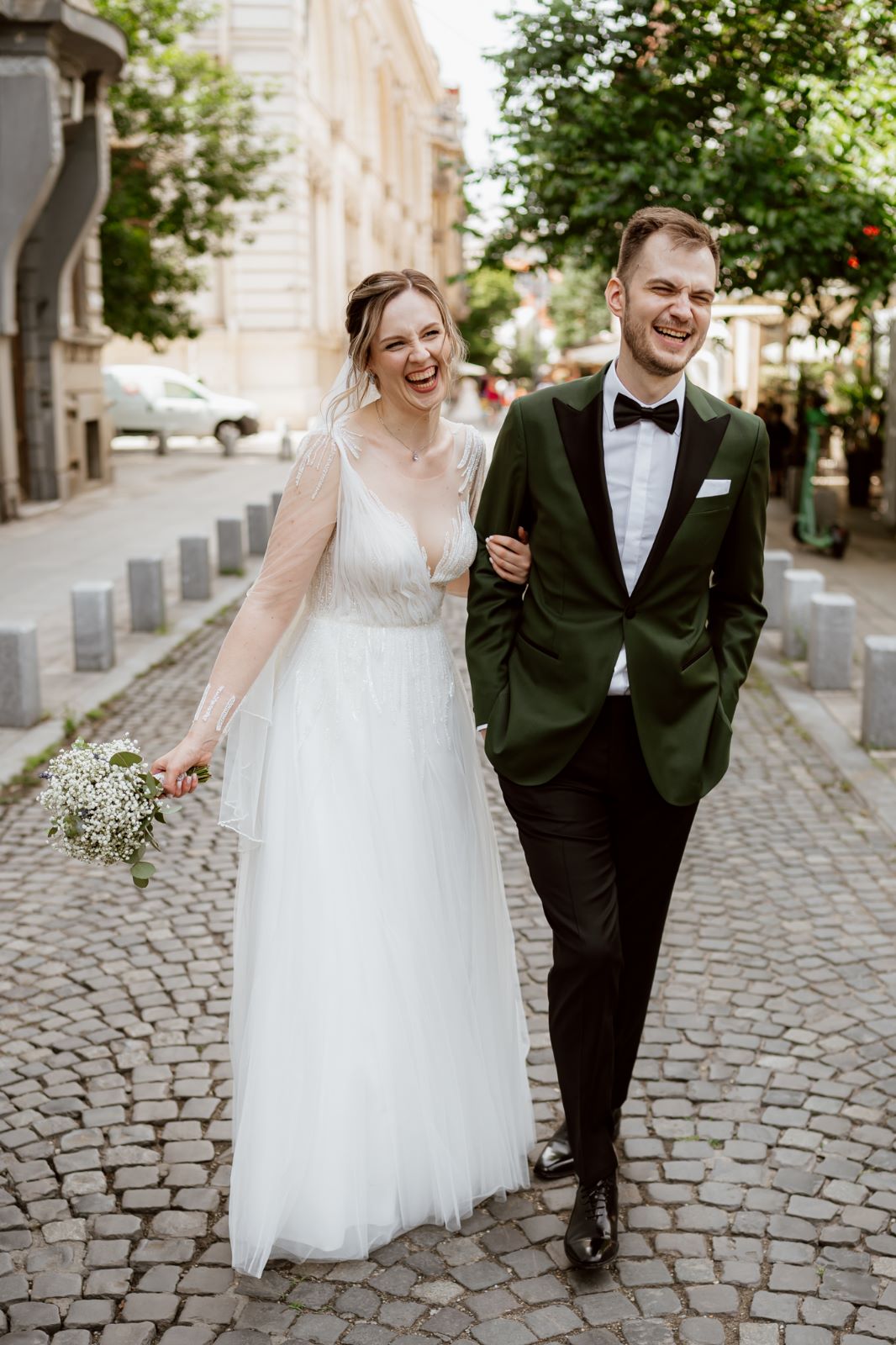 mire in costum verde si mireasa se plimba pe strada