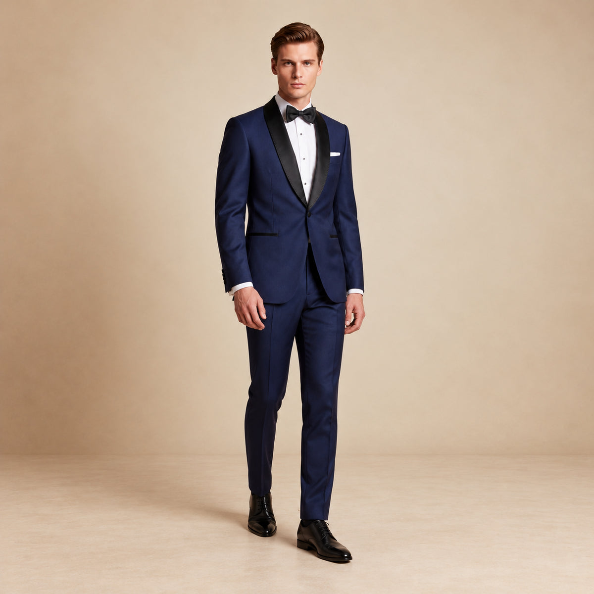 Costum de ceremonie Blue Shawl din lână, de culoare bleumarin. Cadru editorial pe model, cu ținuta completă.