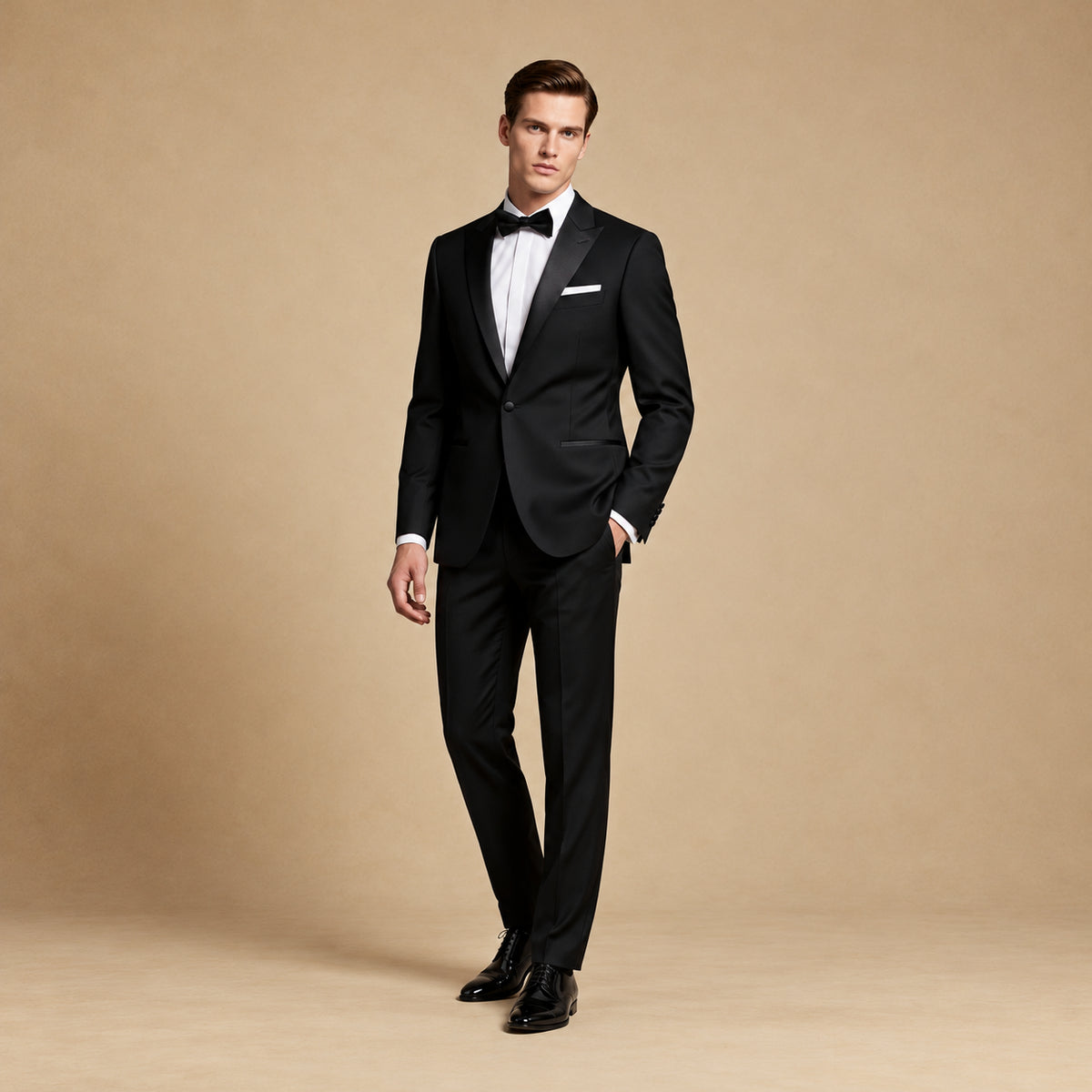 Costum de ceremonie Signature Black din lână, de culoare neagră. Cadru editorial pe model, cu ținuta completă.