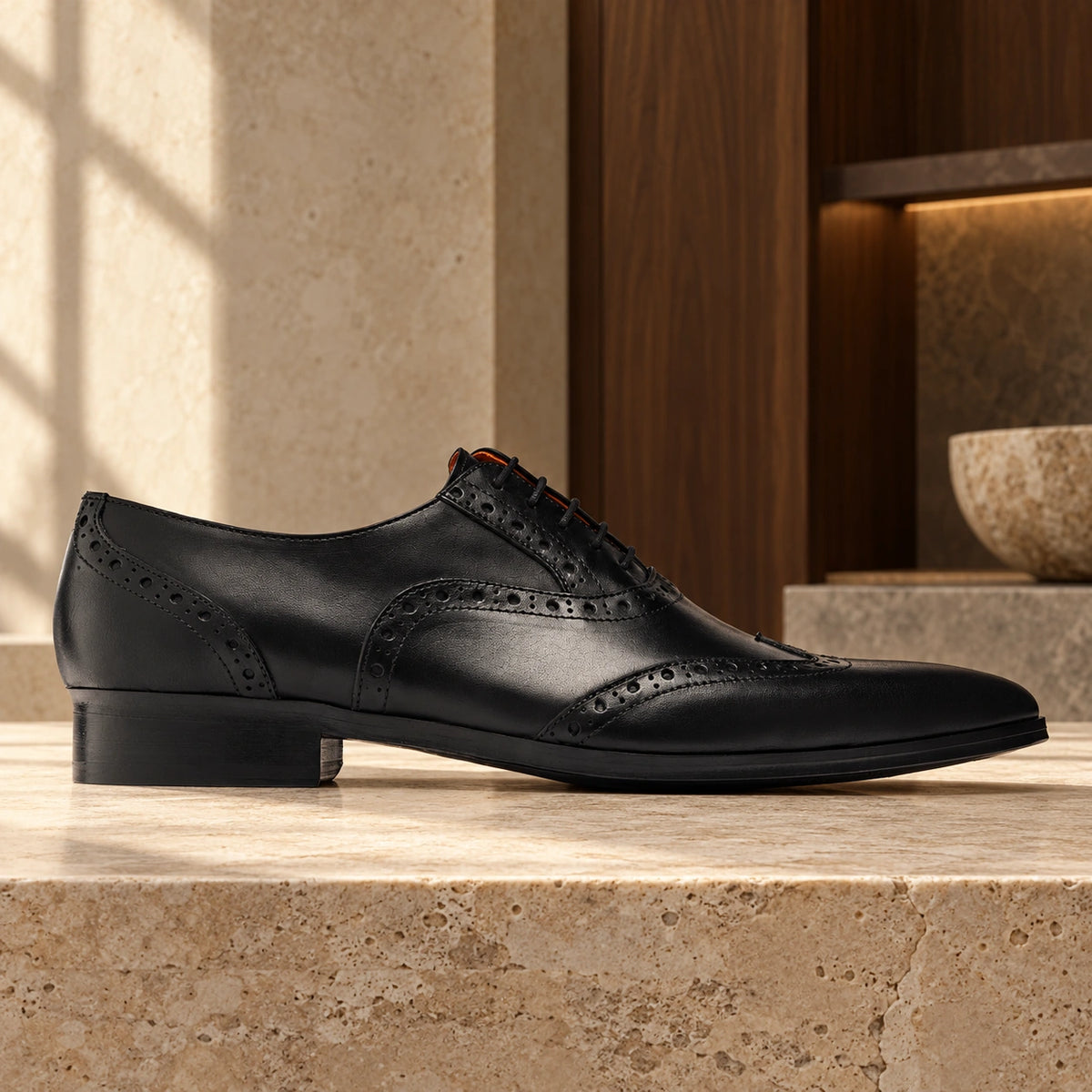 Pantofi cu toc mediu brogue Pescara din piele naturală, de culoare neagră.