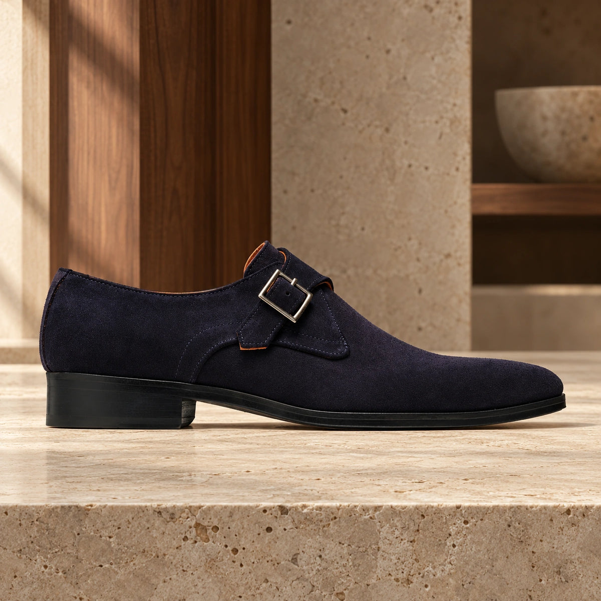Pantofi casual cu cataramă Ostuni din piele întoarsă, de culoare bleumarin.