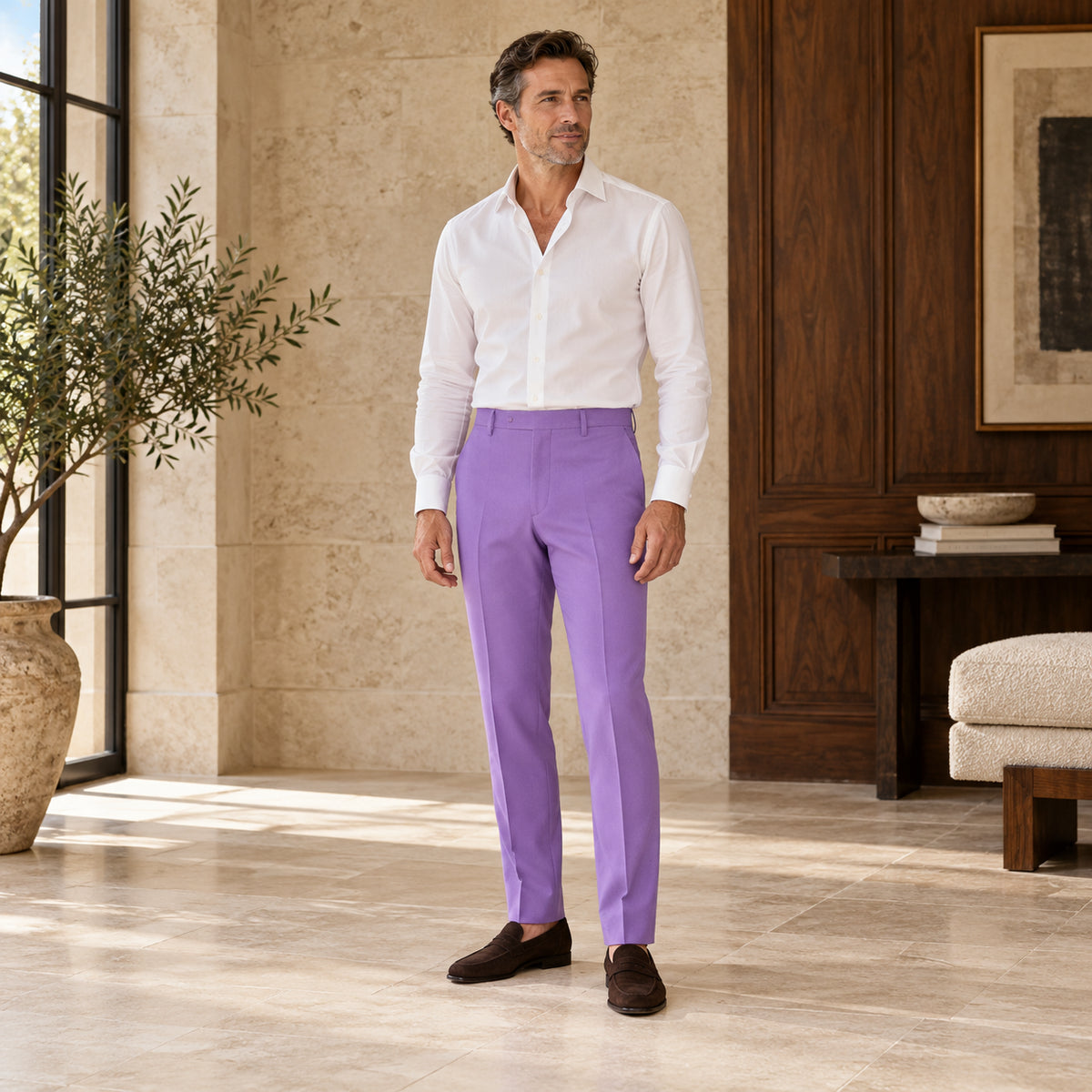 Pantaloni Cartagena lila, purtați cu o cămașă albă și mocasini maro.
