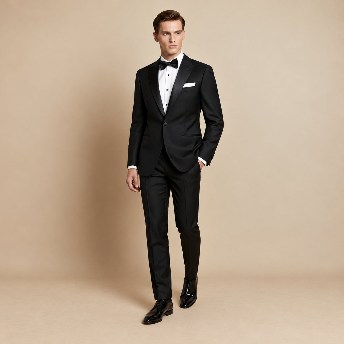 Costum de mire negru Essential din lână. Cadru editorial pe model, cu ținuta completă.