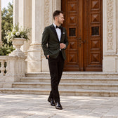 Costum de mire Capri ținută completă, de culoare verde închis. Cadru editorial pe model, cu ținuta completă.