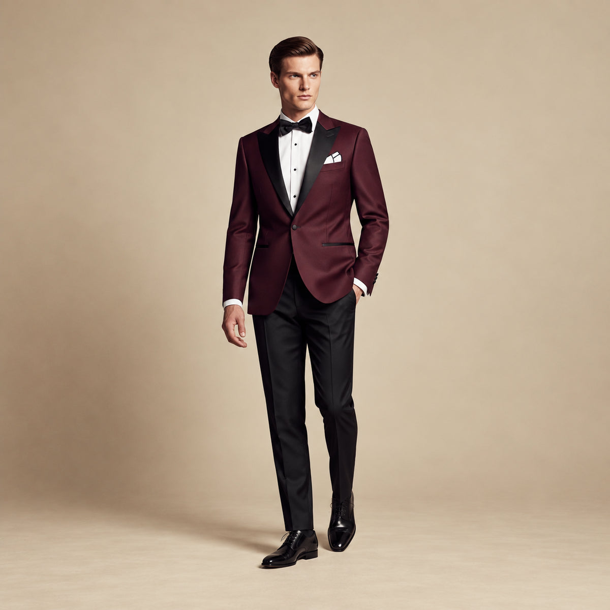 Costum la comandă Burgundy Mahogany din lână, de culoare bordo. Cadru editorial pe model, cu ținuta completă.