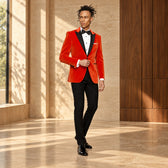 Costum la comandă Kingsman din catifea și lână, de culoare portocalie. Cadru editorial pe model, cu ținuta completă.