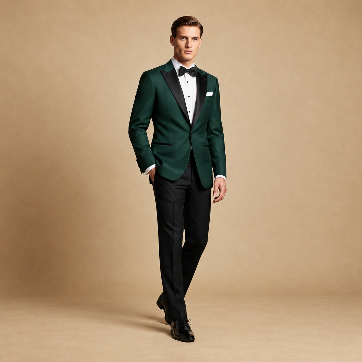 Costum Green Dream cu sacou verde smarald și revere negre, prezentat integral pe model cu pantaloni negri și papion.