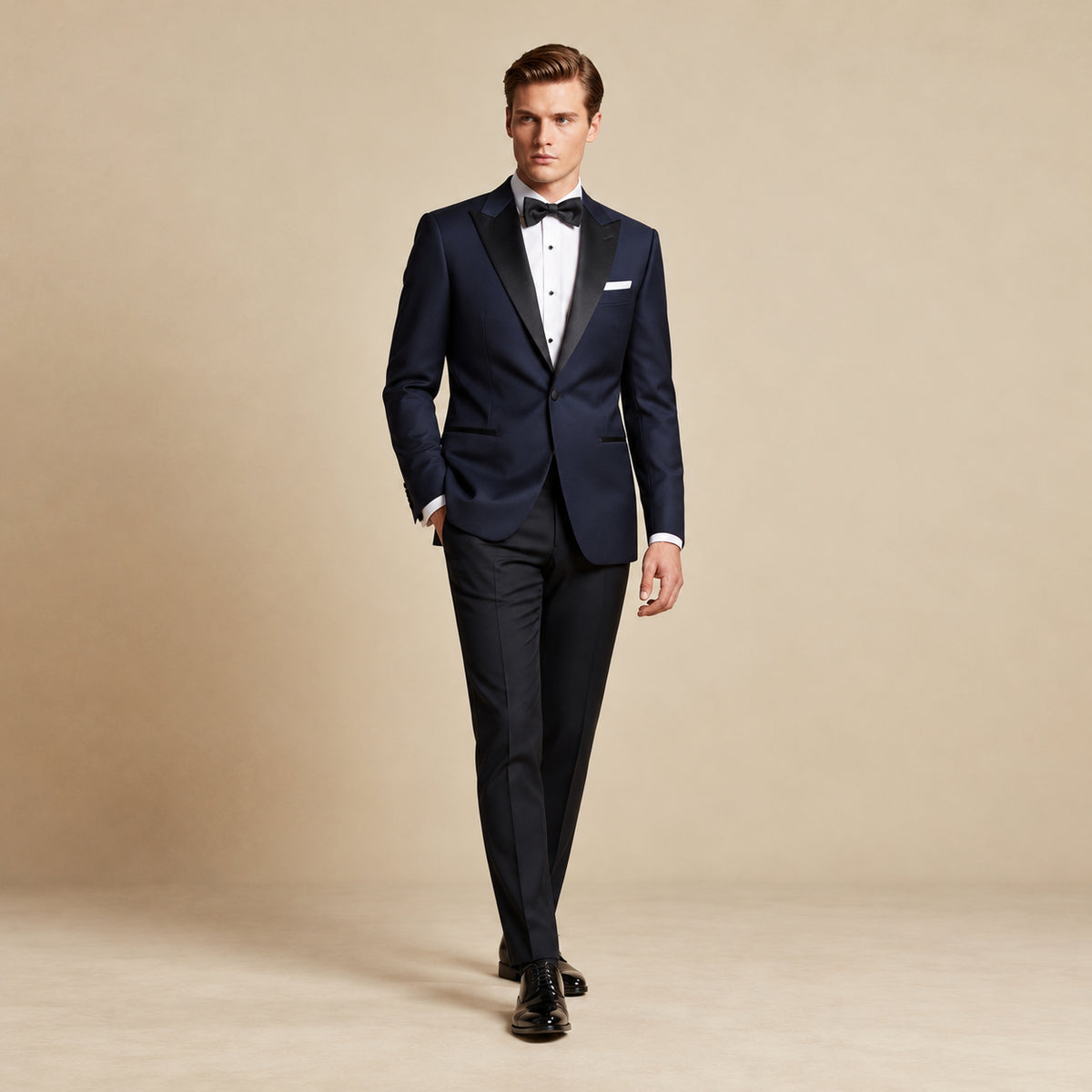 Costum de ceremonie Midnight Blue din lână, de culoare bleumarin. Cadru editorial pe model, cu ținuta completă.