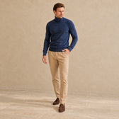 Maletă de lână Navy, de culoare bleumarin. Cadru integral pe model.