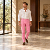 Pantaloni din in Pink Martini roz, purtați cu o cămașă albă și mocasini maro, fotografiați integral pe model Cadru integral în mers.