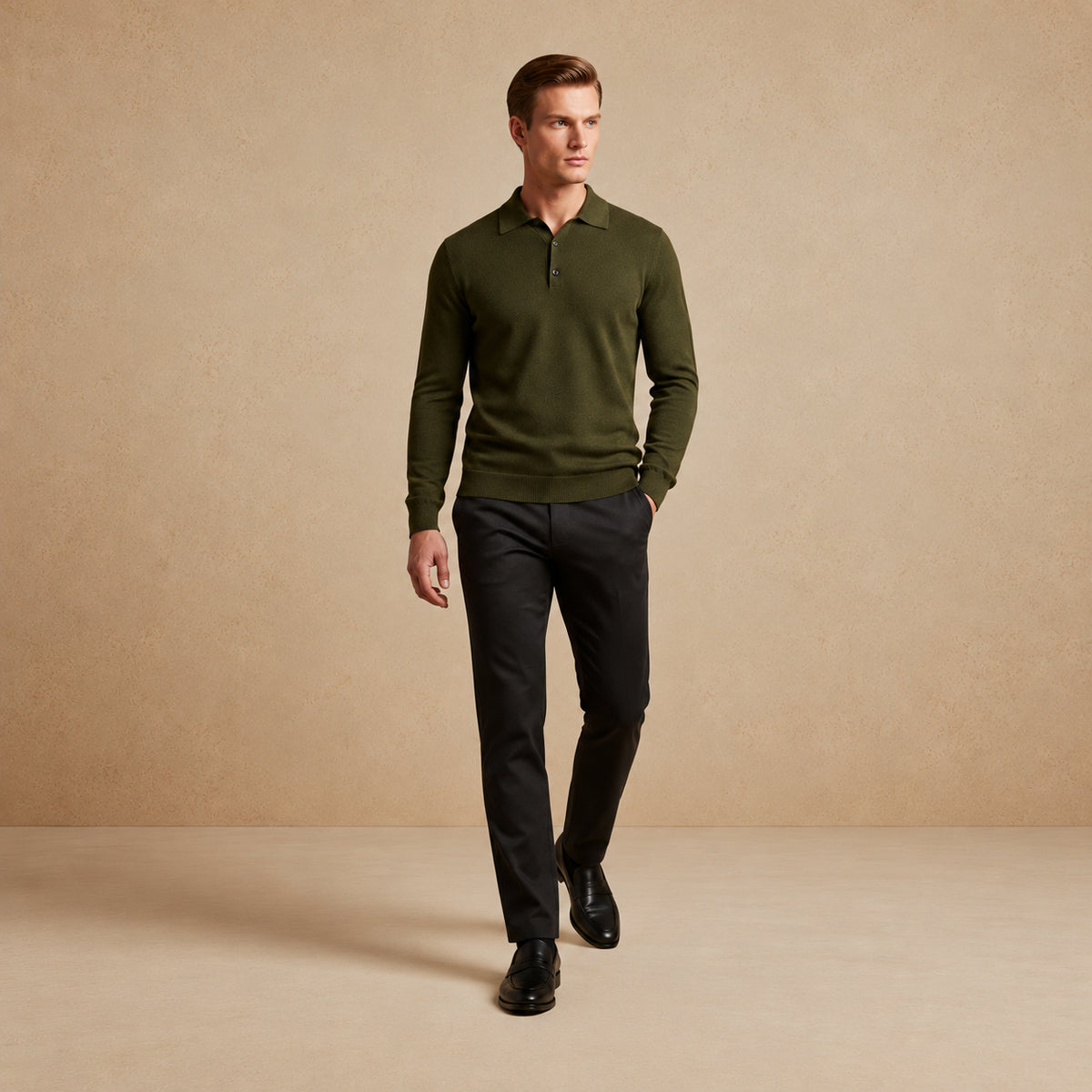 Tricou polo din lână merinos Olive, de culoare verde olive. Cadru integral pe model.