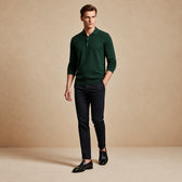 Tricou polo din lână merinos Verde. Cadru integral pe model.