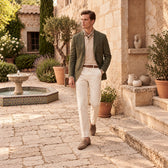 Sacou Livorno din in, de culoare verde olive. Cadru editorial pe model, cu ținuta completă.