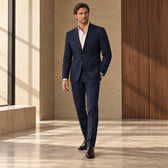 Sacou Puglia, de culoare bleumarin. Cadru editorial pe model, cu ținuta completă.