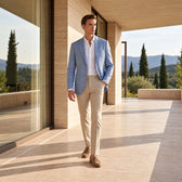 Sacou Vieste din in, de culoare bleu. Cadru editorial pe model, cu ținuta completă.