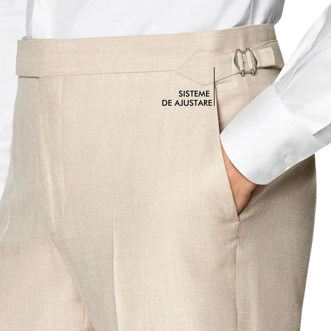 Detaliu de talie și ajustor lateral pe un pantalon deschis la culoare