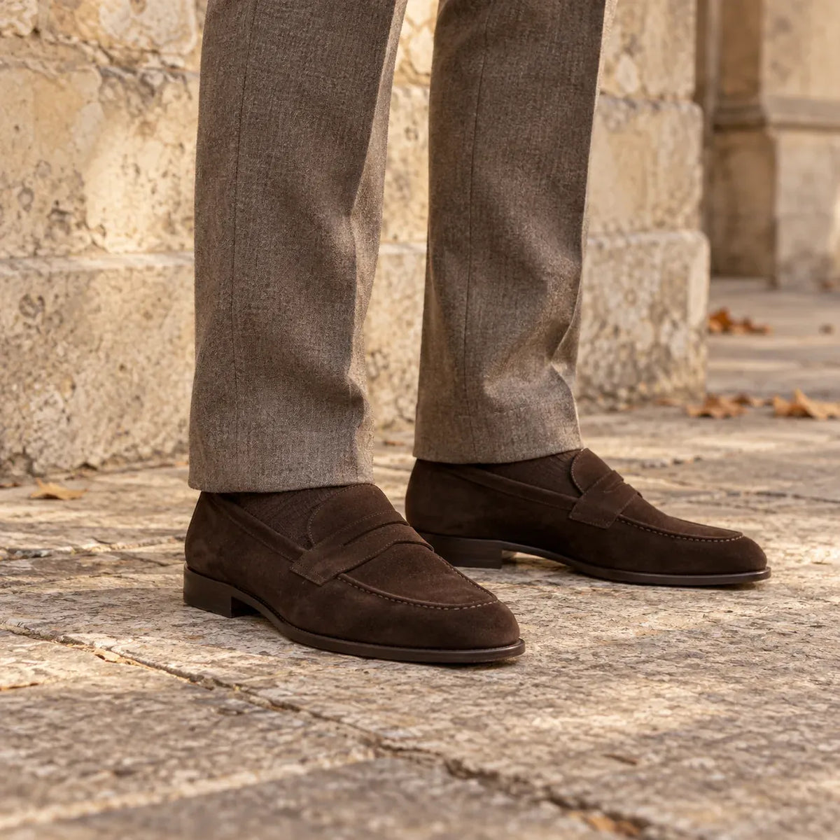 Pantofi maro purtați cu pantaloni din lână în tonuri naturale