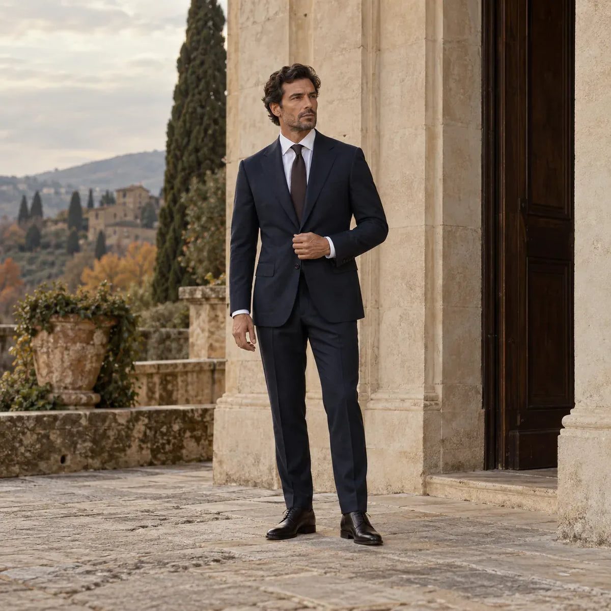 Editorial de stil: costum bleumarin, cămașă albă și cravată închisă