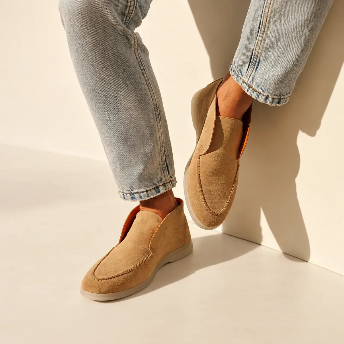 City Loafers din piele întoarsă, în nuanță de nisip, purtați cu jeans.