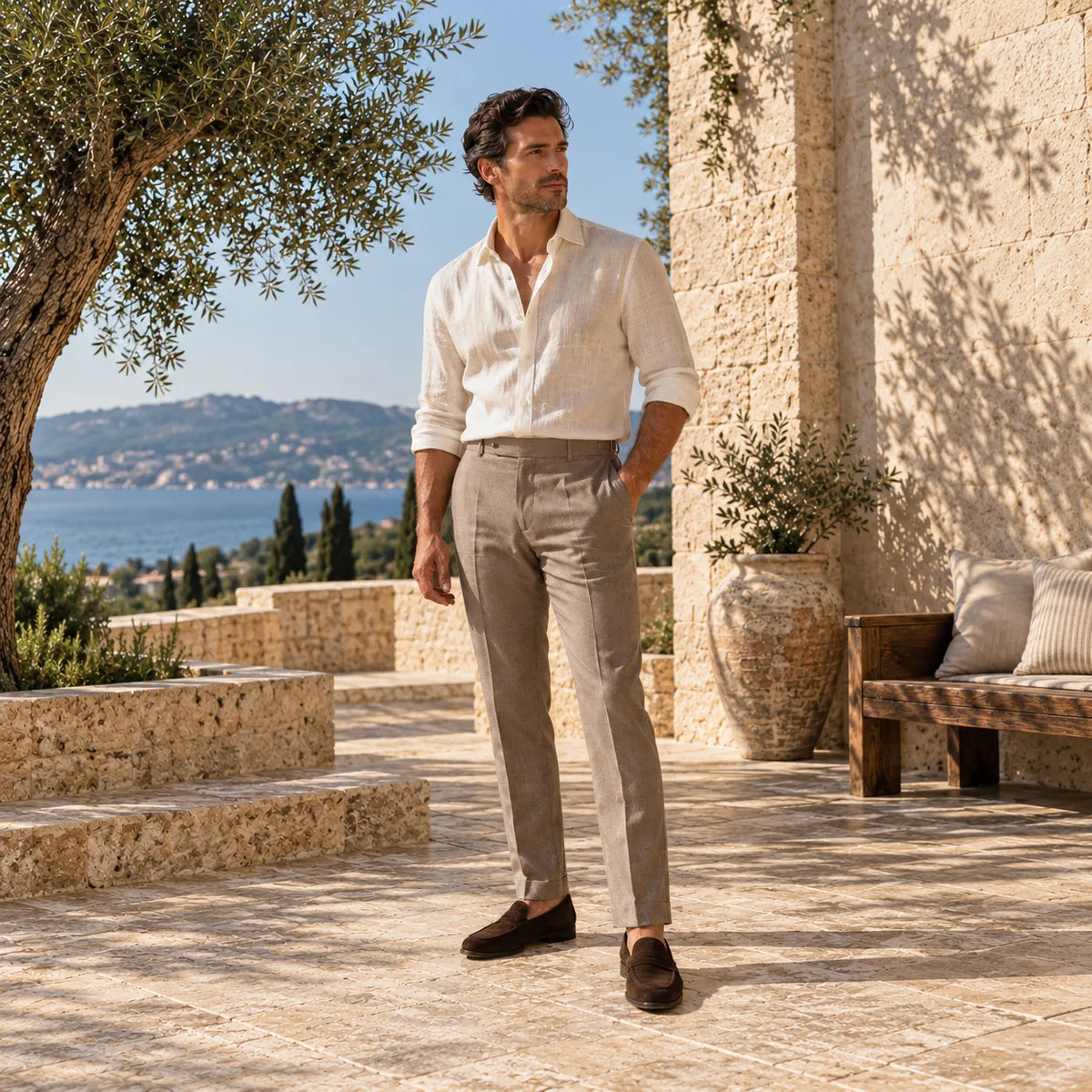 Cămașă din in purtată cu pantaloni deschiși, într-un cadru mediteraneean