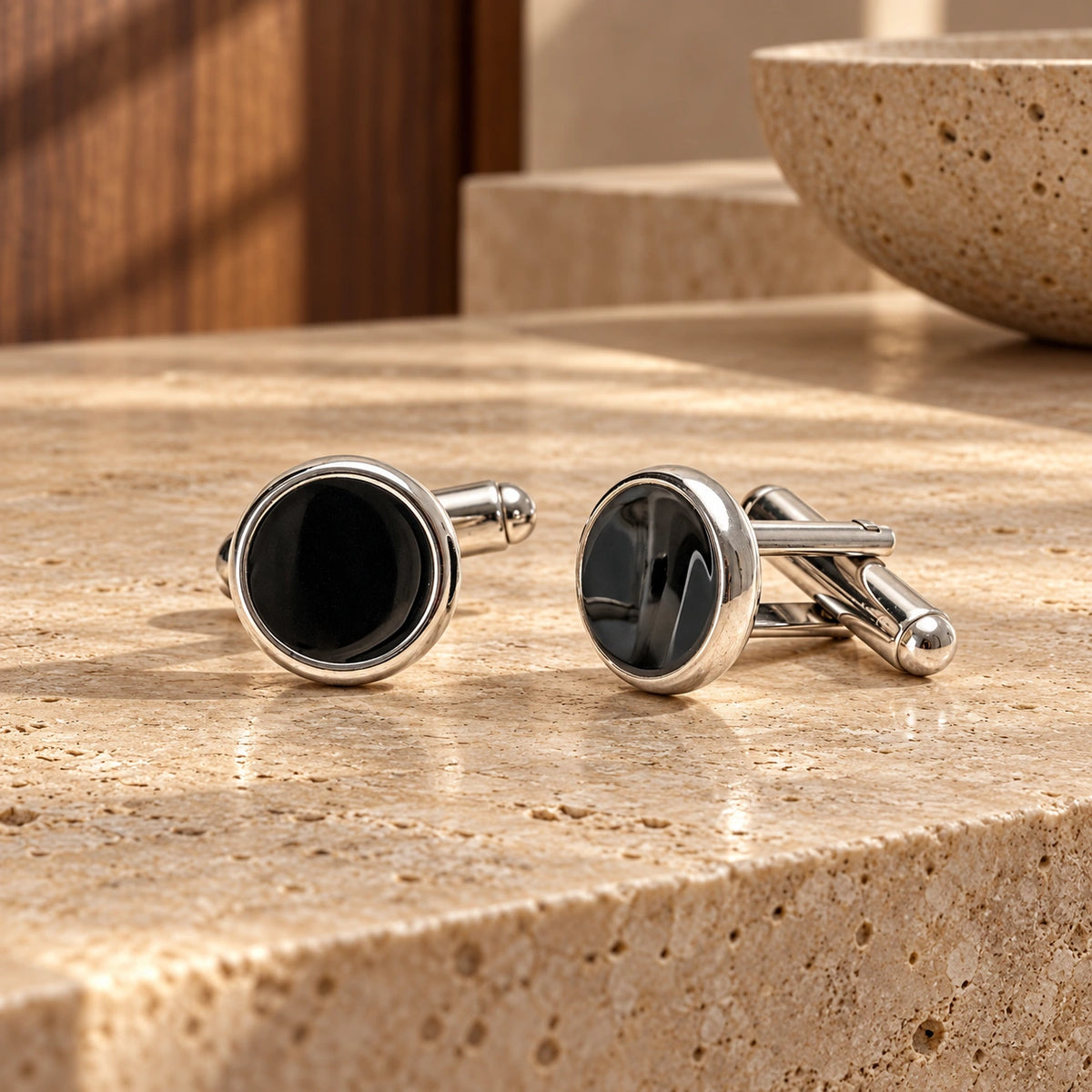 Butoni Black Onyx, de culoare neagră.