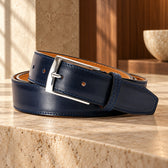 Curea din piele naturală Navy, de culoare bleumarin.
