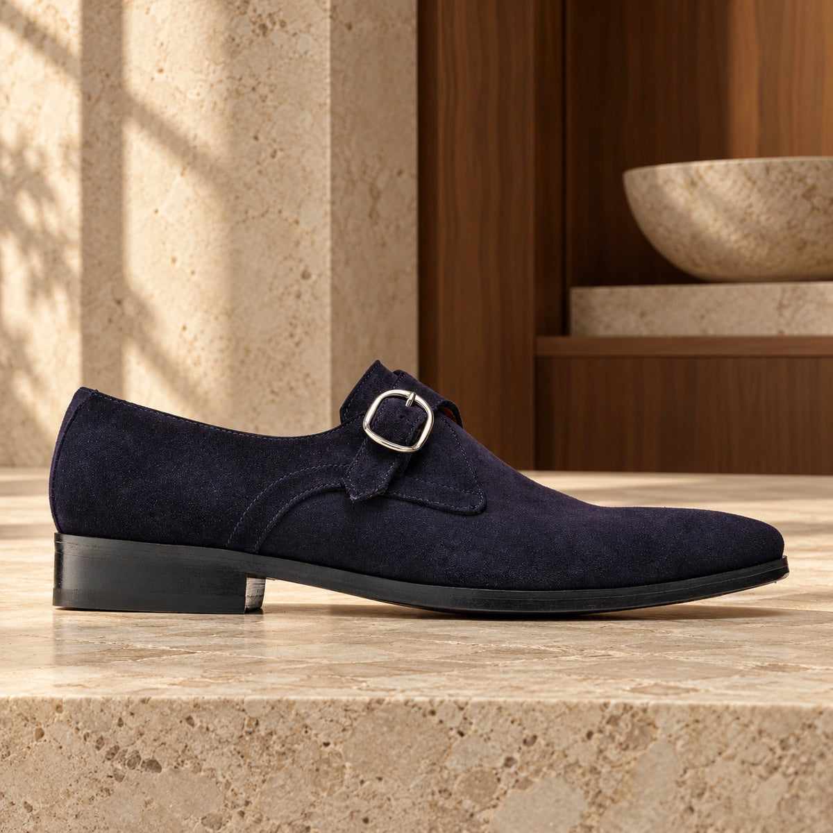 Pantofi casual cu cataramă Como din piele întoarsă, de culoare bleumarin.