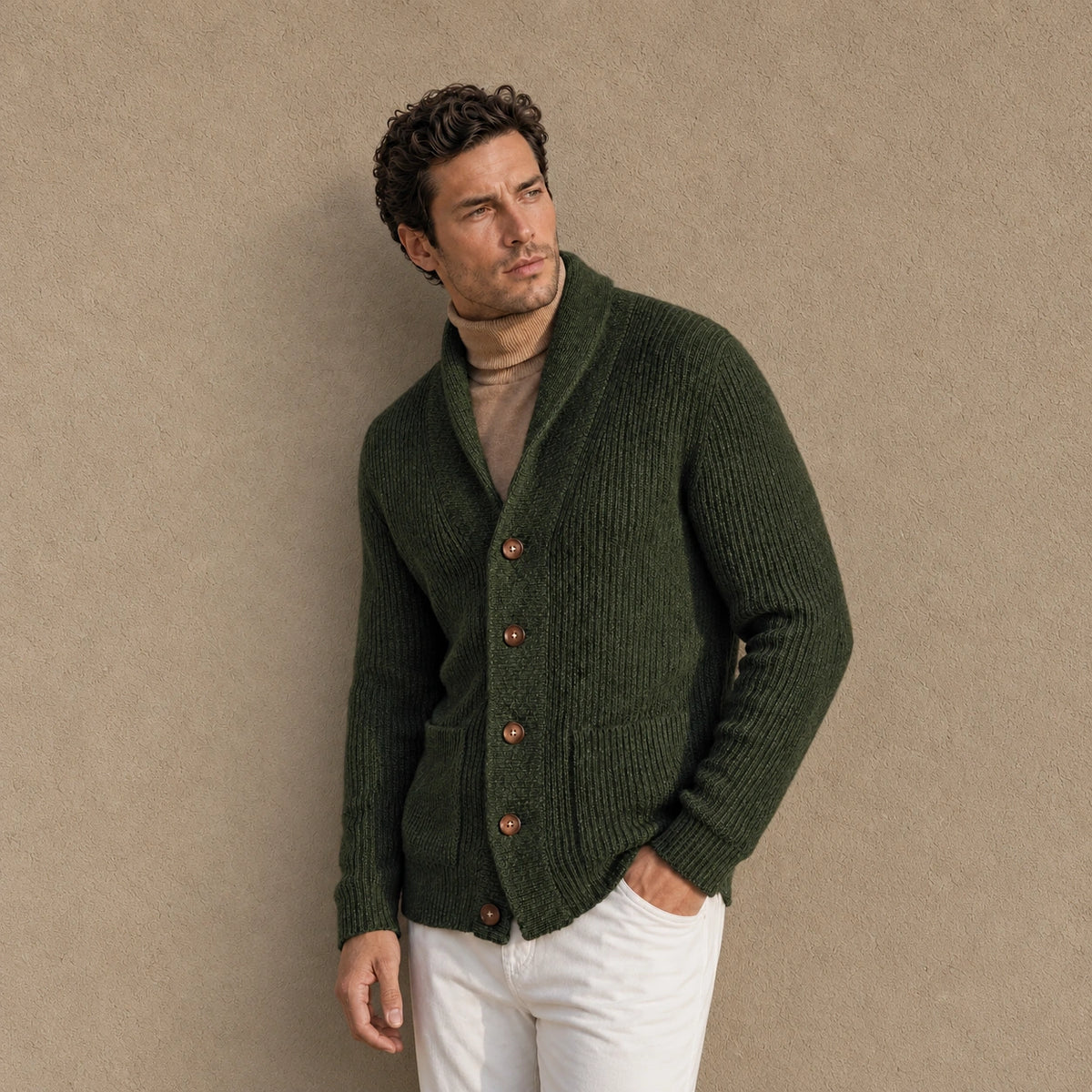 Pulover de lână Timber, de culoare verde închis.