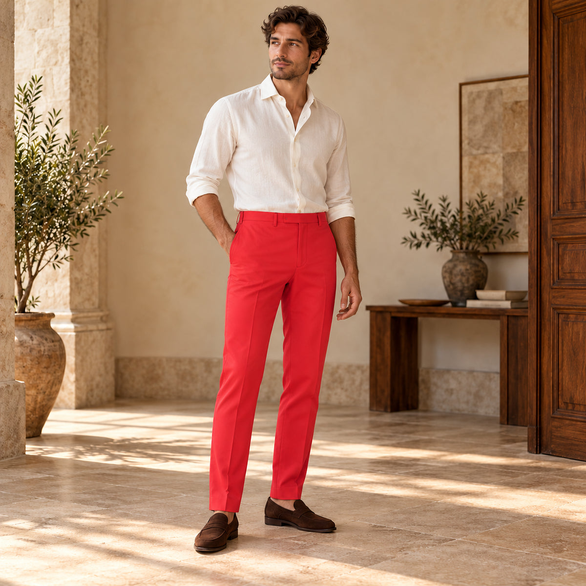 Pantaloni Girona roșii, purtați cu o cămașă albă și mocasini maro, fotografiați integral pe model.