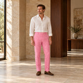 Pantaloni din in Pink Martini roz, purtați cu o cămașă albă și mocasini maro, fotografiați integral pe model.