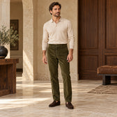 Pantaloni raiați olive, purtați cu un polo bej și mocasini maro.